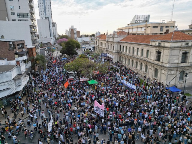 Multitudinaria marcha en defensa de la universidad y la salud pública